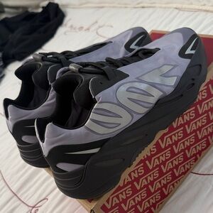 Yeezy 700 size 10